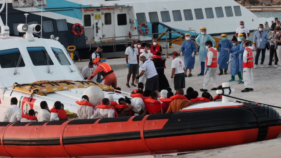 Unos 450 migrantes desembarcan en isla italiana de Lampedusa Unos 450 migrantes desembarcan en isla italiana de Lampedusa