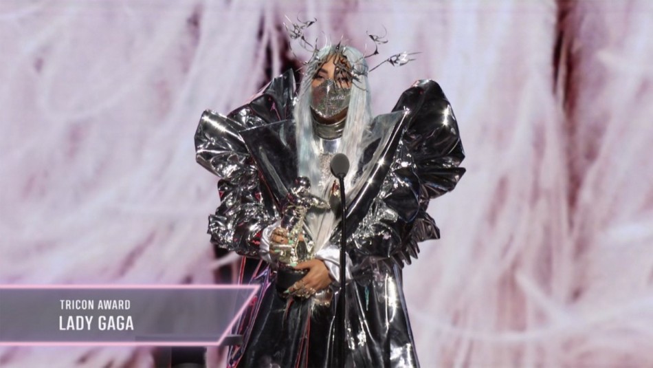 Lady Gaga Lady Gaga recibió el primer premio Tricon en los VMAs 2020