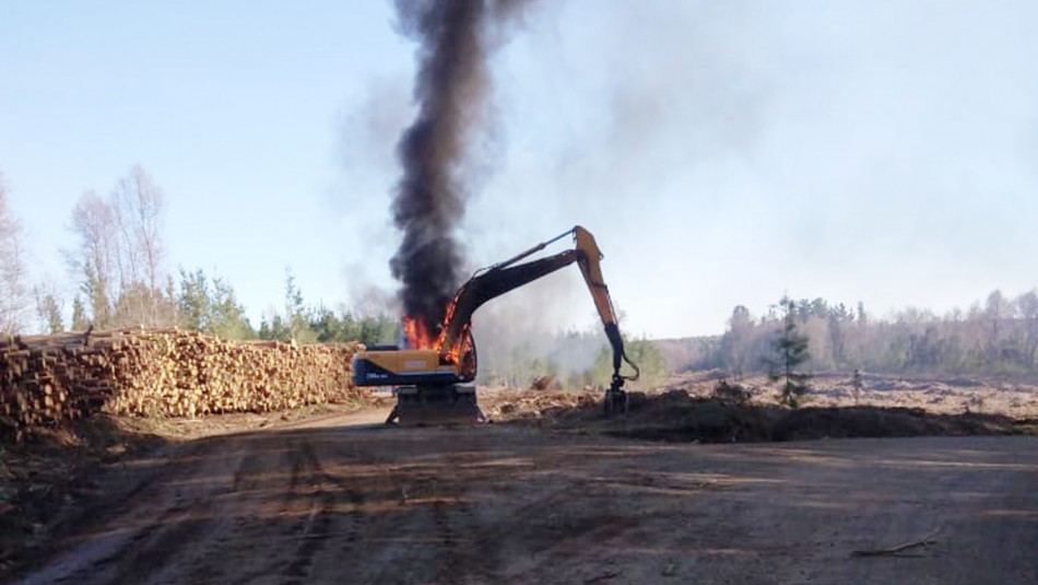Ataque incendiario Mulchén Ataque incendiario deja seis máquinas forestales y tres camionetas destruidas en Mulchén