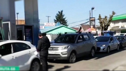 Largas filas en bencineras de Temuco y grano varado en San Antonio tras paro camionero
