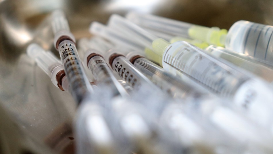 Joven que perdió siete familiares por el coronavirus fue el primero en probar vacuna en EE.UU. Joven que perdió siete familiares por el coronavirus fue el primero en probar vacuna en EE.UU.