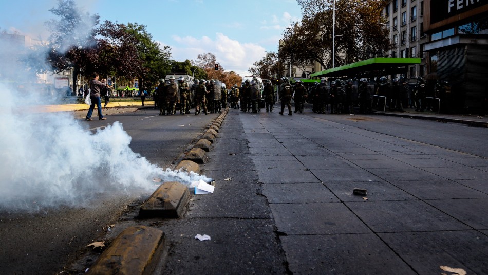 Condenan a hombre por lanzar artefactos incendiarios en vía pública Condenan a 5 años de cárcel a hombre por lanzar bombas molotov contra Carabineros