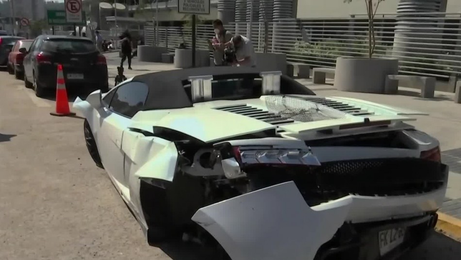 Costoso Lamborghini colisiona con un Chevrolet Corsa y conductor se da a la fuga Costoso Lamborghini colisiona con un Chevrolet Corsa y conductor se da a la fuga