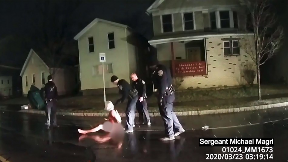 Video muestra cómo policías asfixian a hombre afroamericano en EE.UU Video muestra cómo policías asfixian a hombre afroamericano en EE.UU
