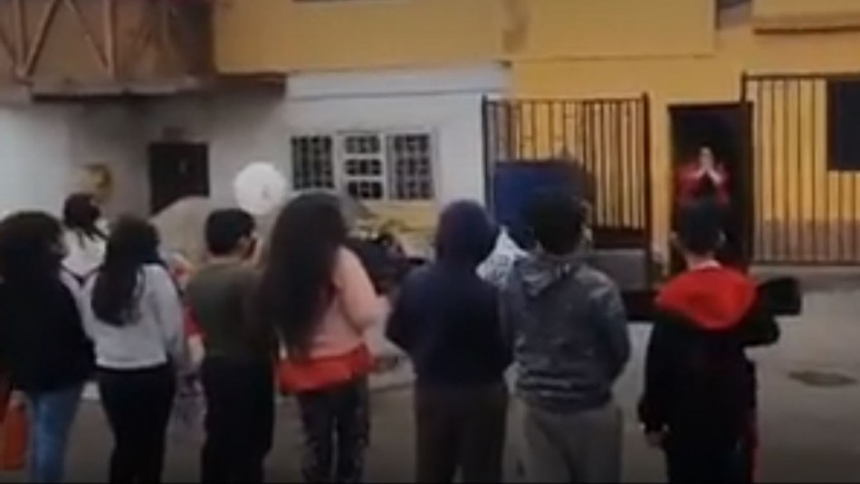 Cumpleaños profesora Alumnos sorprenden a profesora el día de su cumpleaños para agradecer su trabajo en pandemia