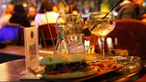 Ministro Paris pide no consumir alcohol en bares de comunas en 'preparación'