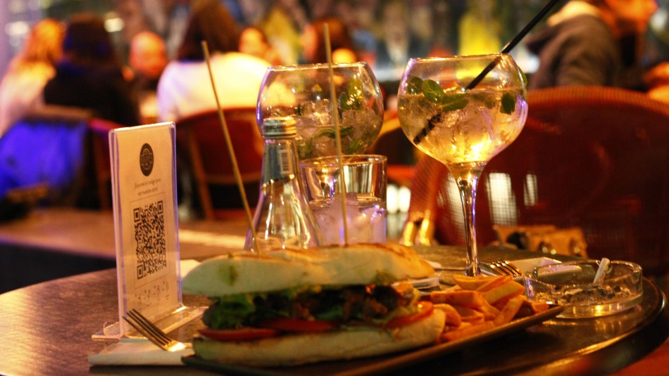 Ministro Paris pide no consumir alcohol en bares de comunas en Ministro Paris pide no consumir alcohol en bares de comunas en
