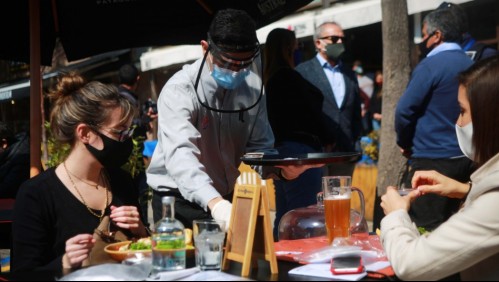 Largas filas y esperas: Así fue el primer viernes de reapertura de bares y restaurantes