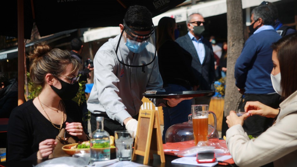 Largas filas y esperas: Así fue el primer viernes de reapertura de bares y restaurantes Largas filas y esperas: Así fue el primer viernes de reapertura de bares y restaurantes