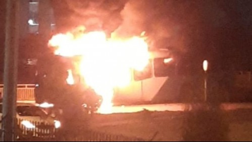 Desconocidos queman bus del Transantiago en Cerro Navia
