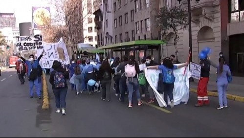 Funcionarios de la salud realizan manifestación en Plaza Italia