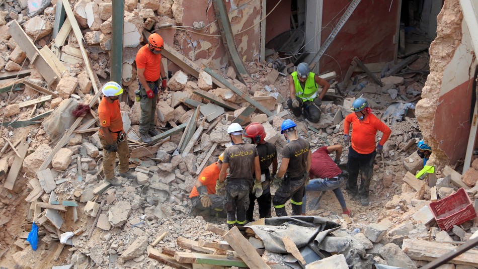 Unidad Topos Chile buscan sobrevivientes tras explosión en Beirut Rescatista chileno dice que hay un