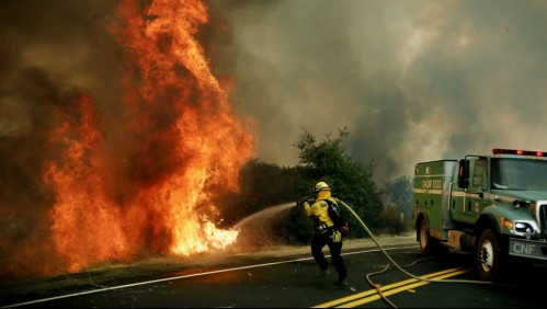 Helicópteros militares evacuaron a 200 personas por incendio forestal en Estados Unidos