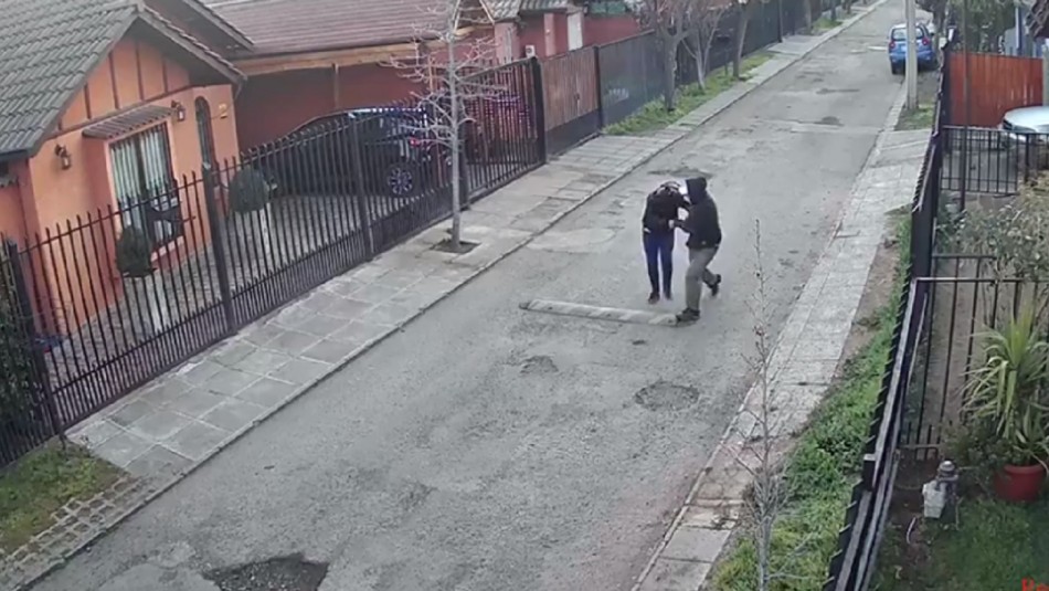 Mujer es agredida por un sujeto en pleno pasaje de la comuna de La Florida Buscan a autor de violenta agresión contra una mujer en pleno pasaje de La Florida