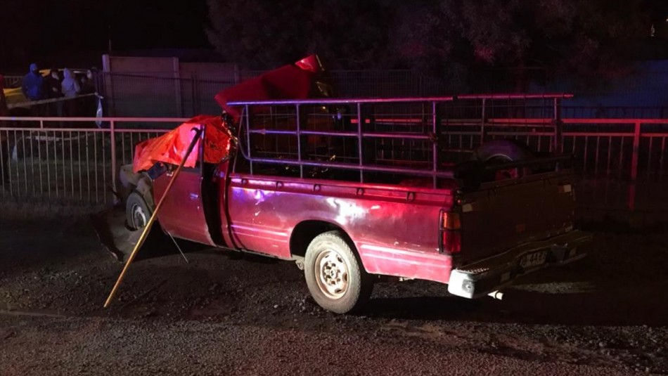 Dos personas fallecen en accidente vehicular entre camioneta y retroexcavadora en el Maule Dos personas fallecen en accidente vehicular entre camioneta y retroexcavadora en el Maule