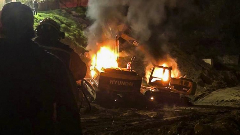 Sujetos habrían incendiado maquinarias para oponerse a construcción de viviendas sociales Sujetos habrían incendiado maquinarias para oponerse a construcción de viviendas sociales