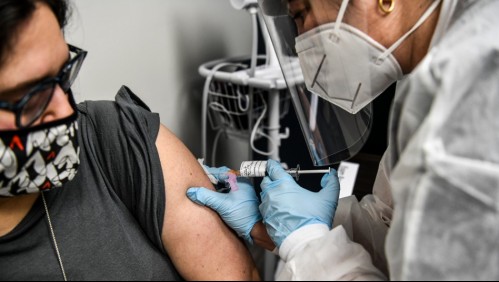 Vacuna de Oxford: ensayos se pausaron por 'enfermedad inexplicable' en paciente
