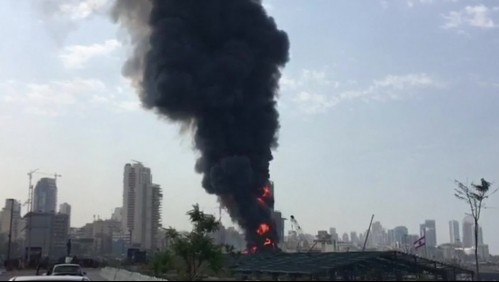 Gigantesto incendio afecta al puerto de Beirut