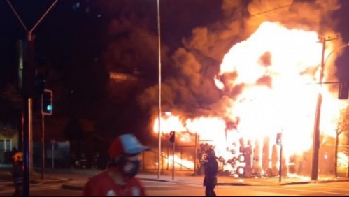 Violento incendio estructural afecta a vulcanización en Concepción