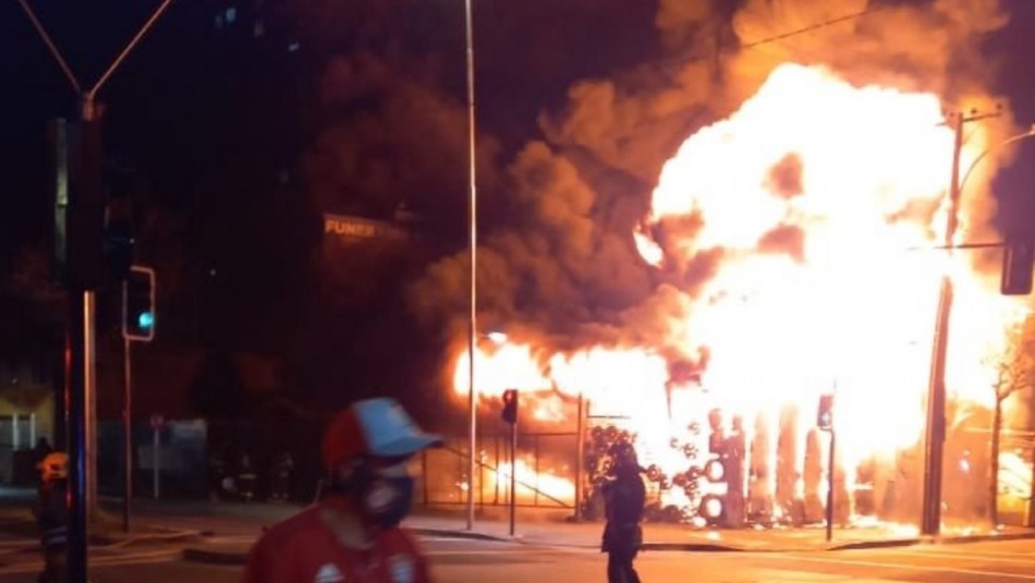 Violento incendio estructural afecta a vulcanización en Concepción Violento incendio estructural afecta a vulcanización en Concepción