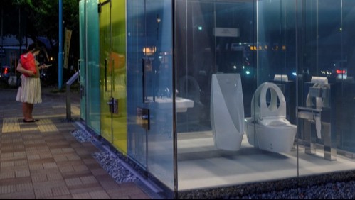 Tokio instala baños públicos transparentes que tienen un particular truco