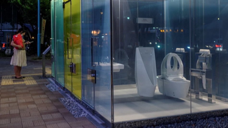 Tokio instala baños públicos transparentes que tienen un particular truco Tokio instala baños públicos transparentes que tienen un particular truco