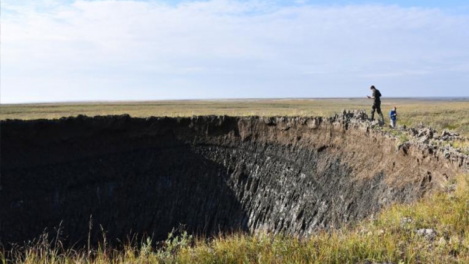 Misteriosos agujeros en la tundra siberiana podrían estar relacionados con el cambio climático Misteriosos agujeros en la tundra siberiana podrían estar relacionados con el cambio climático