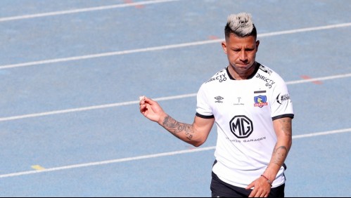 Hinchas llegan al Monumental pidiendo la salida de Leo Valencia tras denuncia por violencia