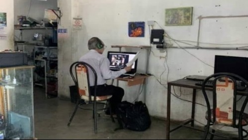 Profesor mexicano se vuelve viral: No tiene Internet en casa y va a un cyber para dar sus clases
