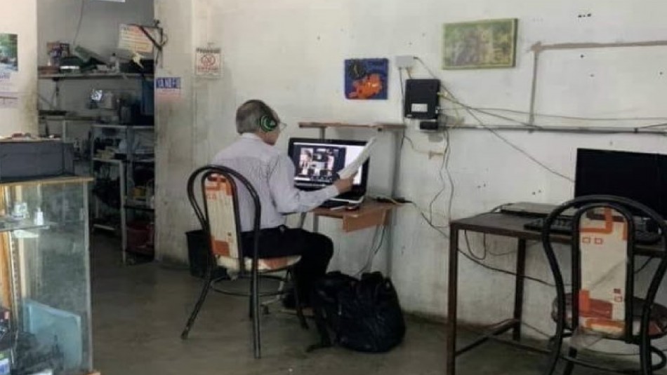 Profesor mexicano se vuelve viral: No tiene Internet en casa y va a un cyber para dar sus clases Profesor mexicano se vuelve viral: No tiene Internet en casa y va a un cyber para dar sus clases