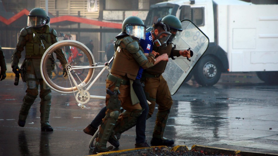 Incidentes se registran en nuevas manifestaciones en Plaza Italia Incidentes se registran en nuevas manifestaciones en Plaza Italia
