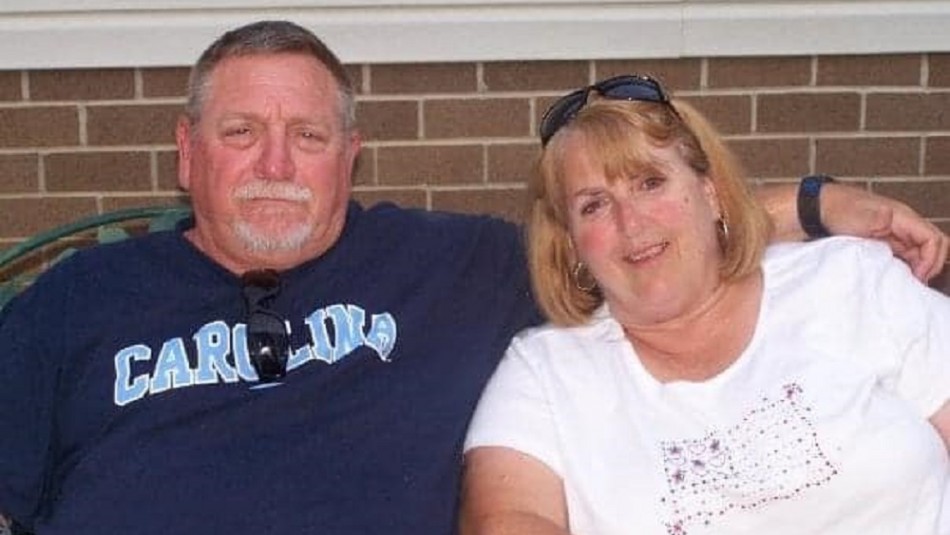 Johnny y Cathy Peoples Matrimonio muere de coronavirus con cuatro minutos de diferencia y tomados de la mano