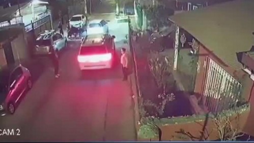 Víctimas son apuntadas con armas en violento portonazo