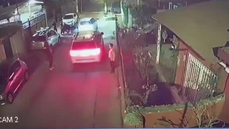 Víctimas son apuntadas con armas en violento portonazo Víctimas son apuntadas con armas en violento portonazo