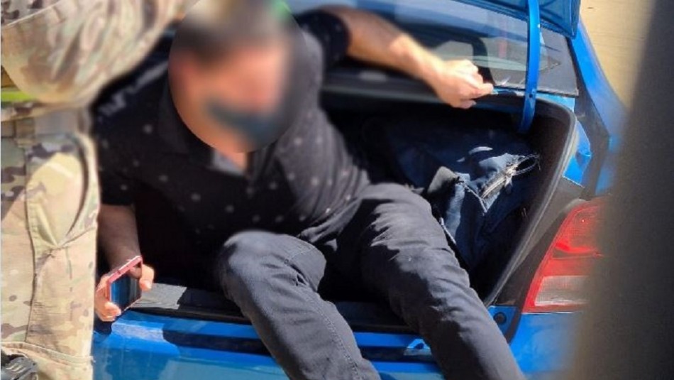 Encuentran a sujeto escondido en maletero de vehículo durante fiscalización Encuentran a sujeto escondido en maletero de vehículo durante fiscalización