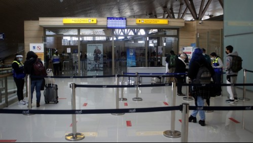 Carriel Sur cierra dos horas: Pasajero esperaba vuelo y se entera por mail que tenía coronavirus