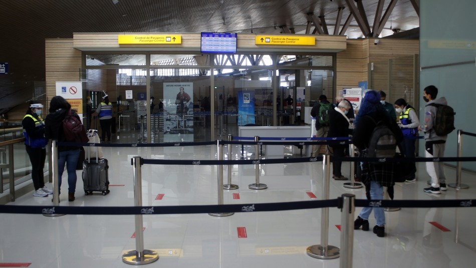 Aeropuerto Carriel Sur Carriel Sur cierra dos horas: Pasajero esperaba vuelo y se entera por mail que tenía coronavirus
