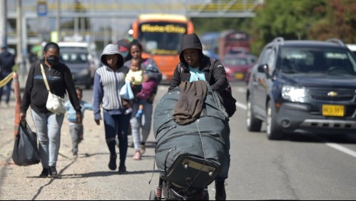 'Nadie nos colabora en nada para comer': Venezolanos emigran a pie a una Colombia reactivada