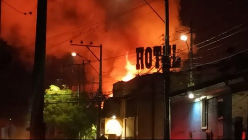 Violento incendio estructural afecta a viviendas en Iquique