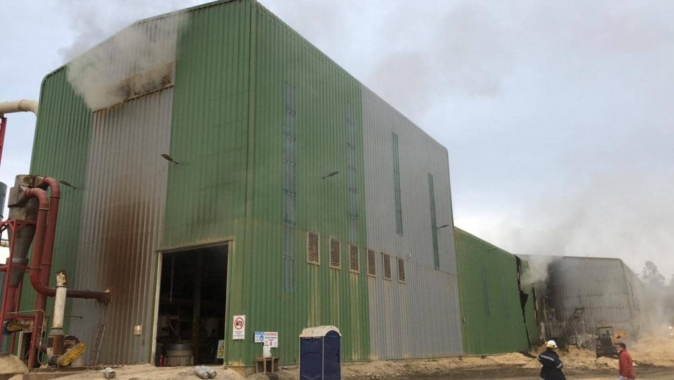 Incendio en fábrica de pellet en Los Ángeles: Se podría propagar a estanques de combustibles Incendio en fábrica de pellet en Los Ángeles: Se podría propagar a estanques de combustibles