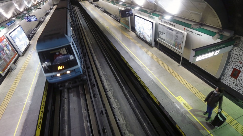 Metro de Santiago Metro anuncia horarios especiales en Fiestas Patrias.