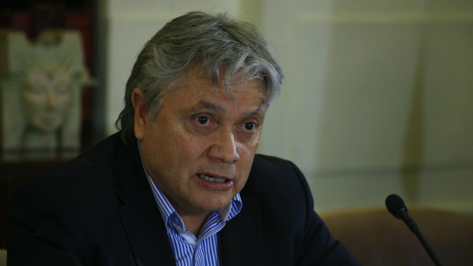 Senador Navarro solicita la incautación de los correos de Mañalich Senador Navarro solicita la incautación de los correos de Mañalich