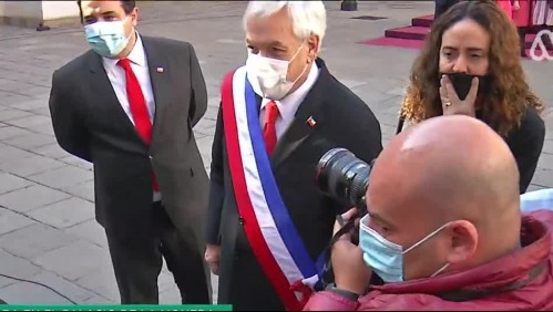 Piñera encabeza 'accidentada' fotografía oficial con todos los subsecretarios en La Moneda