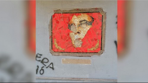Mosaico de Pedro Lemebel es atacado a martillazos