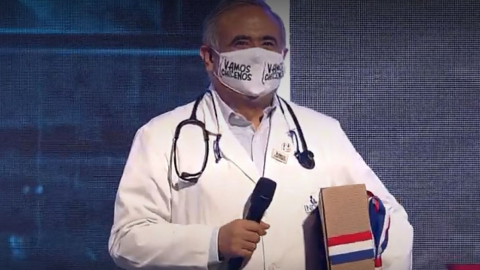 Doctor Ugarte se emocionó por especial regalo de tejedoras: Lo dedicó a fallecido amigo Doctor Ugarte se emocionó por especial regalo de tejedoras: Lo dedicó a fallecido amigo