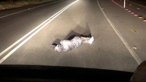 Hombre fue sorprendido durmiendo en la calzada de transitada carretera y en toque de queda