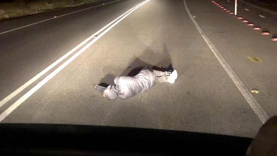 Hombre fue sorprendido durmiendo en plena calzada de camino a Lo Orozco Hombre fue sorprendido durmiendo en la calzada de transitada carretera y en toque de queda