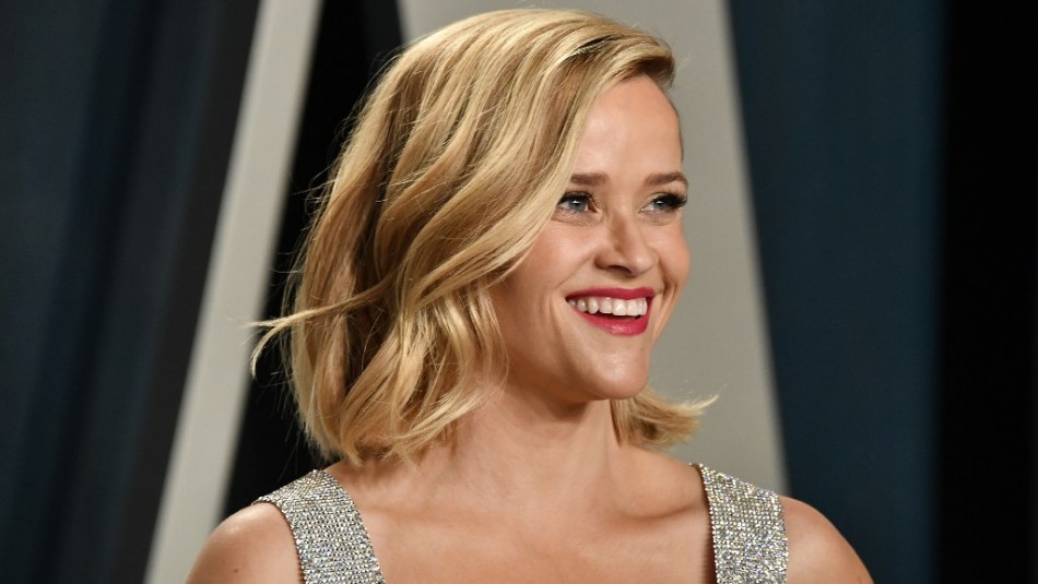 Reese Witherspoon Reese Witherspoon y su look con vestido Louis Vuitton para ver los Emmy desde casa