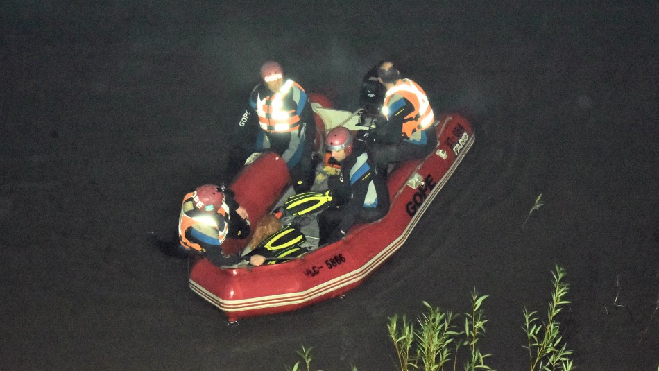 Dos jóvenes están desaparecidos tras volcar su vehículo en lago de Puerto Aysén Dos jóvenes están desaparecidos tras volcar su vehículo en lago de Puerto Aysén