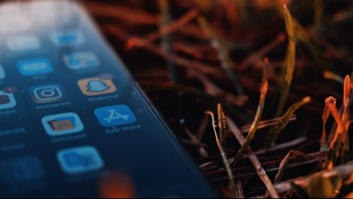 Mujer cae por ventana de un auto mientras grababa video para sus redes sociales